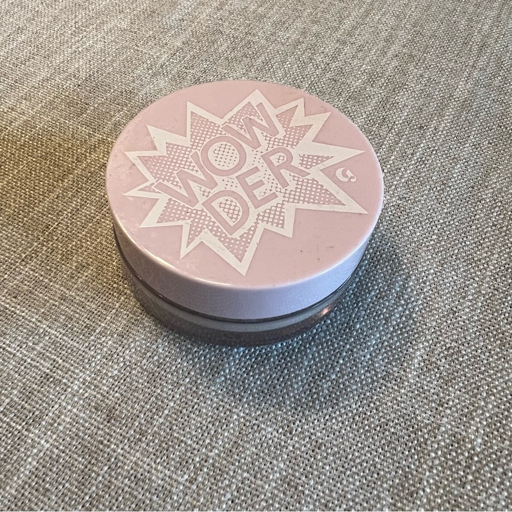Glossier Wowder Light/Medium G8-G10